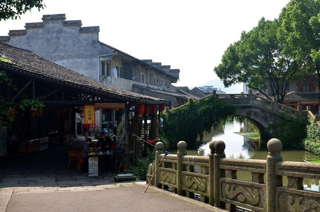 逃离废弃的卡车场